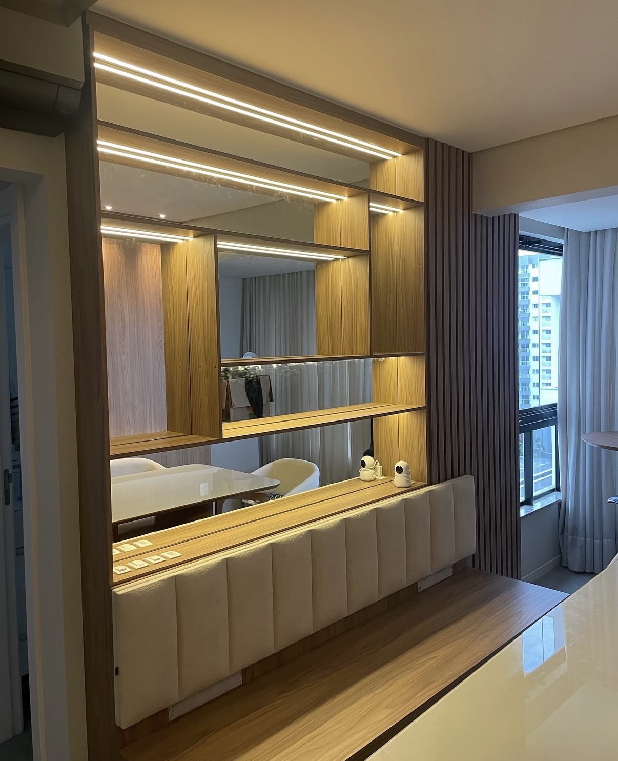 Projeto Prol Movelaria – Estante com iluminação